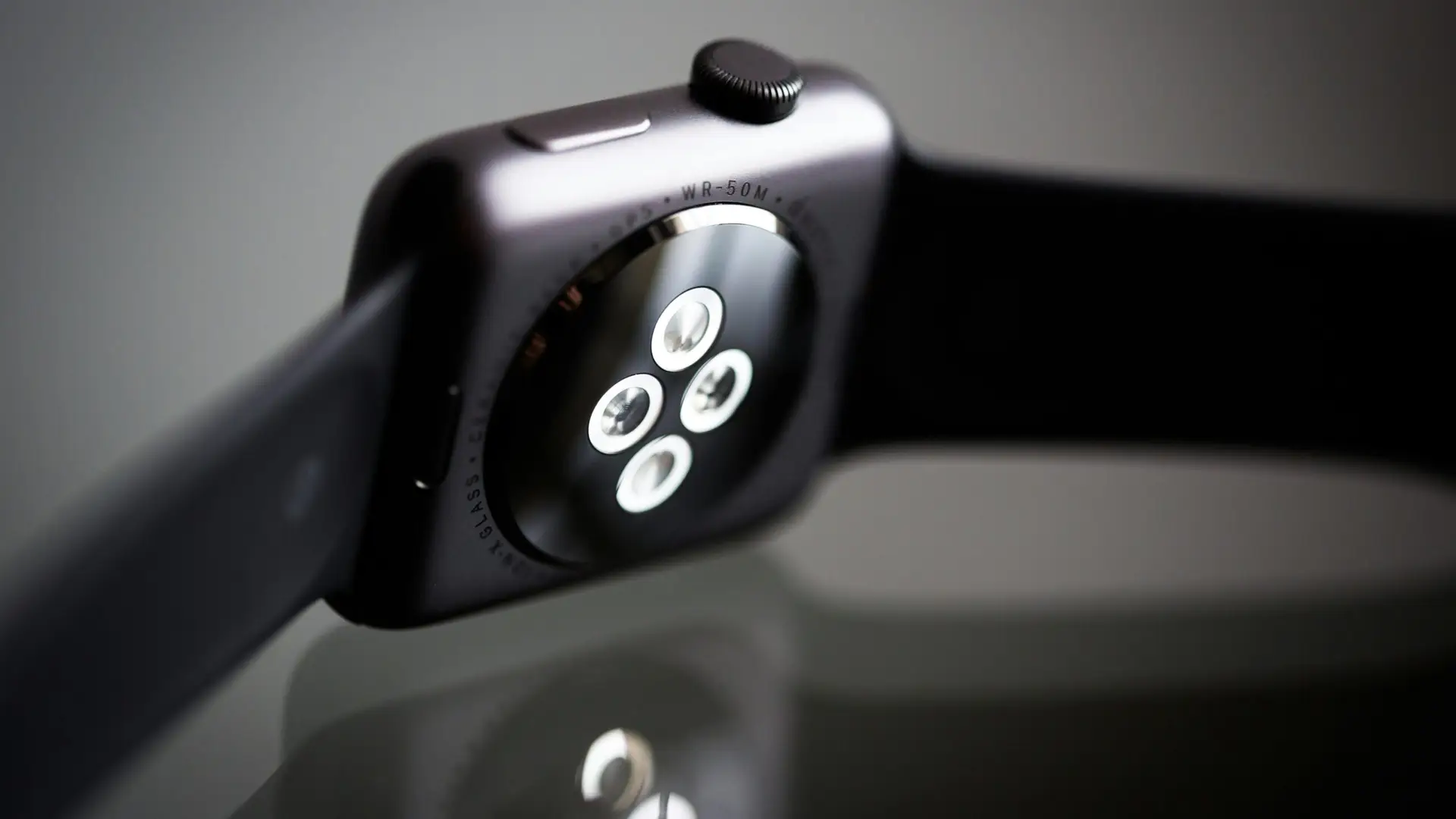 Apple Watch Ultra measure heart rate using Photoplethysmography (PPG)